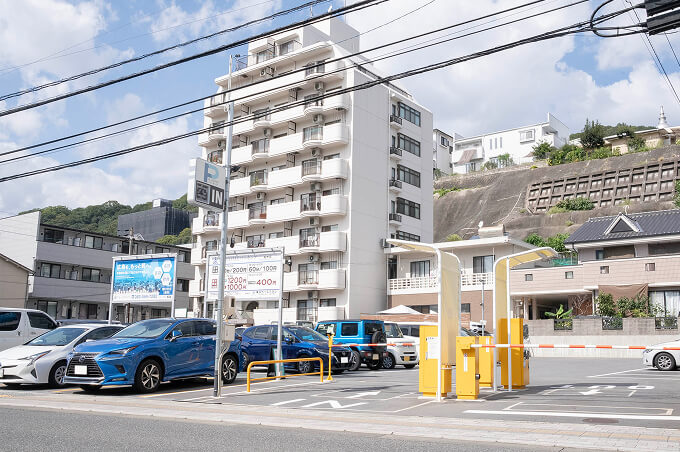 マンションと駐車場